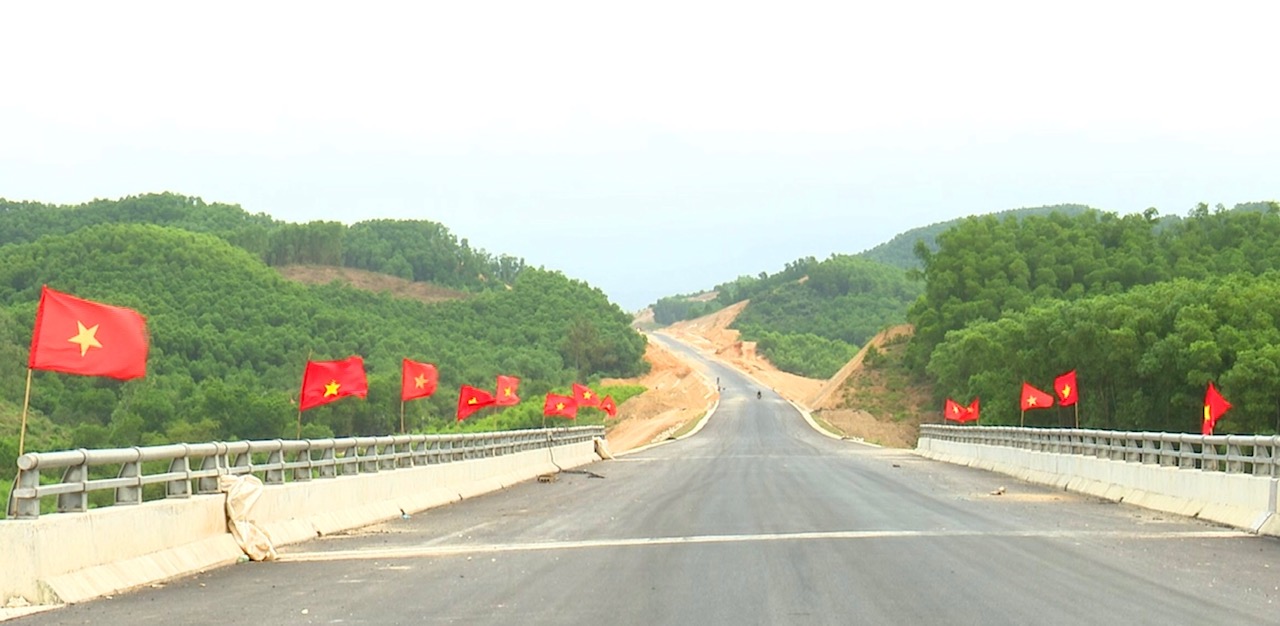 Đoạn cao tốc La Sơn-Túy Loan đã được đưa vào khai thác cuối năm 2022. Ảnh Ngô Anh Văn