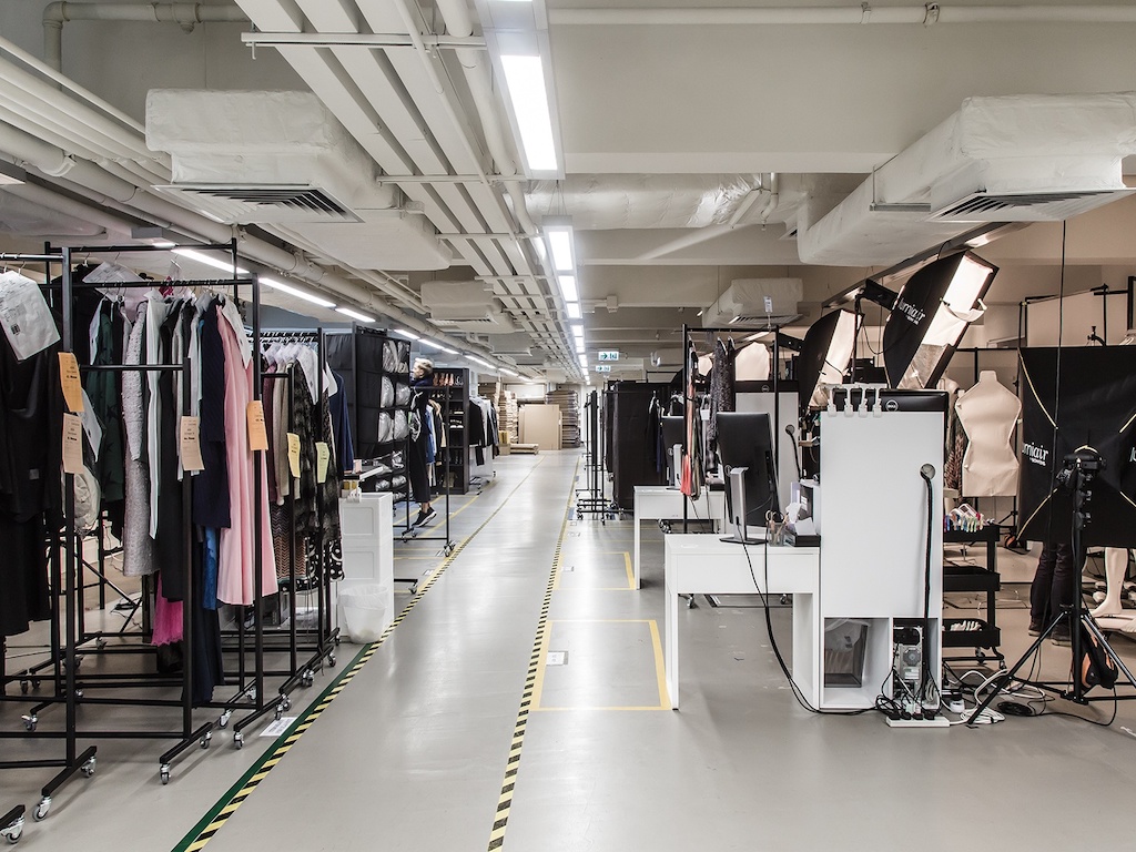 Farfetch đ&atilde; chứng kiến lượng kh&aacute;ch h&agrave;ng xa xỉ &iacute;t h&agrave;o hứng hơn ở Mỹ.