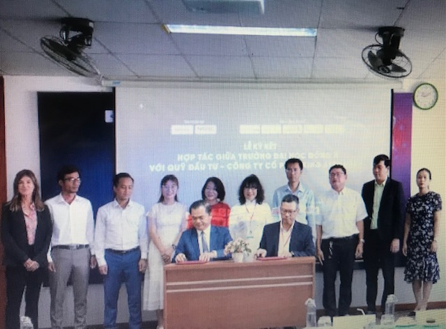 Ký kết chính thức Chương trình hợp tác phát triển hệ sinh thái đổi mới sáng tạo sinh viên giữa ĐH Đông Á và Làng Học sinh - sinh viên sáng tạo – Techfest Việt Nam. Ảnh Ngô Anh Văn