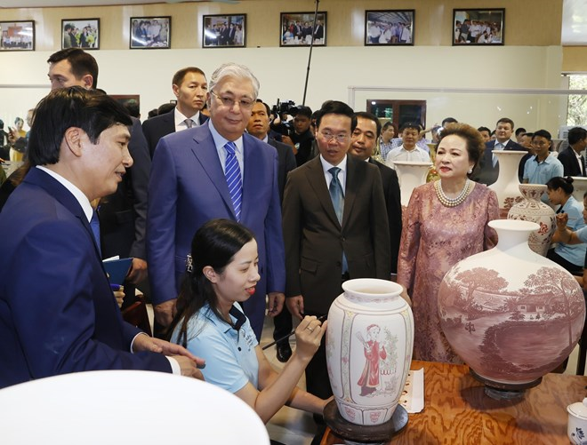 Chủ tịch nước Võ Văn Thưởng và Tổng thống Kazakhstan Kassym-Jomart Tokayev thăm xưởng sản xuất. Ảnh: TTXVN