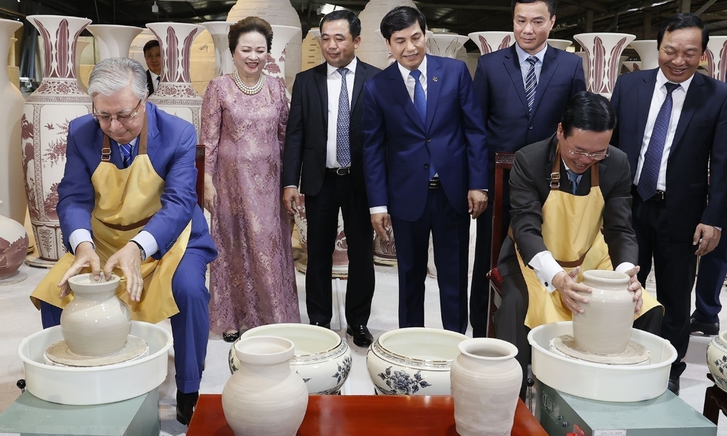 Chủ tịch nước Võ Văn Thưởng và Tổng thống Kazakhstan Kassym-Jomart Tokayev trải nghiệm trực tiếp quy trình sản xuất gốm Chu Đậu. Ảnh: TTXVN