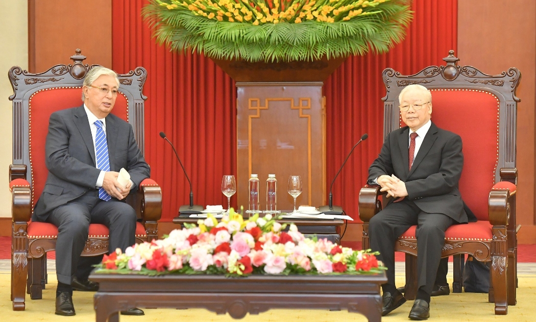 Tổng Bí thư Nguyễn Phú Trọng trao đổi với Tổng thống Kassym-Jomart Tokayev một số phương hướng, biện pháp lớn nhằm thúc đẩy quan hệ hữu nghị truyền thống giữa hai nước lên tầm cao mới. Ảnh: TTXVN.