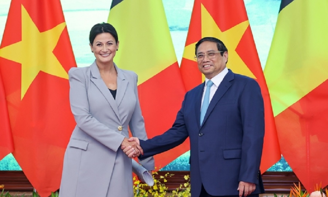 Thủ tướng Phạm Minh Chính và Chủ tịch Thượng viện Vương quốc Bỉ Stéphanie D'Hose. Ảnh: VGP.