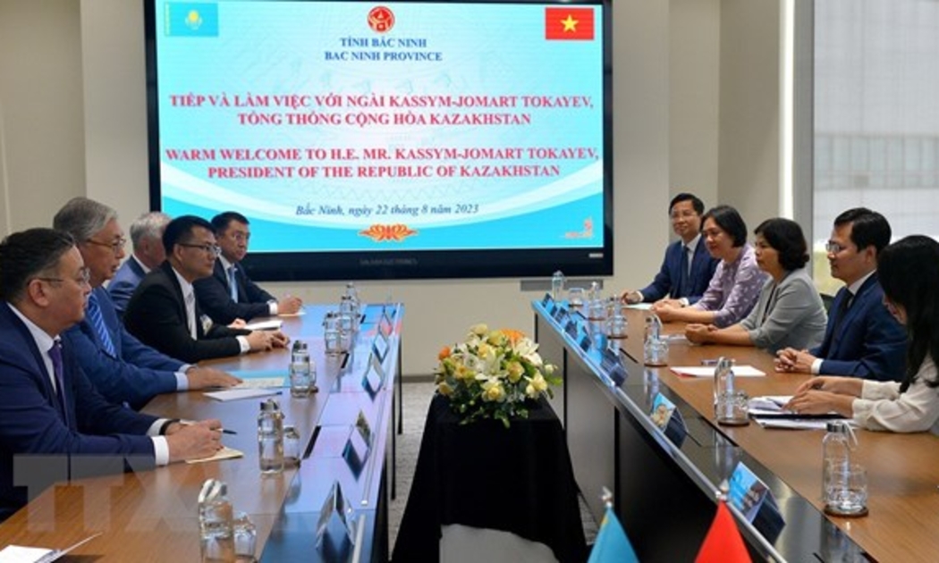 Lãnh đạo tỉnh làm việc với Tổng thống Kassym-Jomart Tokayev và Đoàn Đại biểu Kazakhst. Ảnh: TTXVN