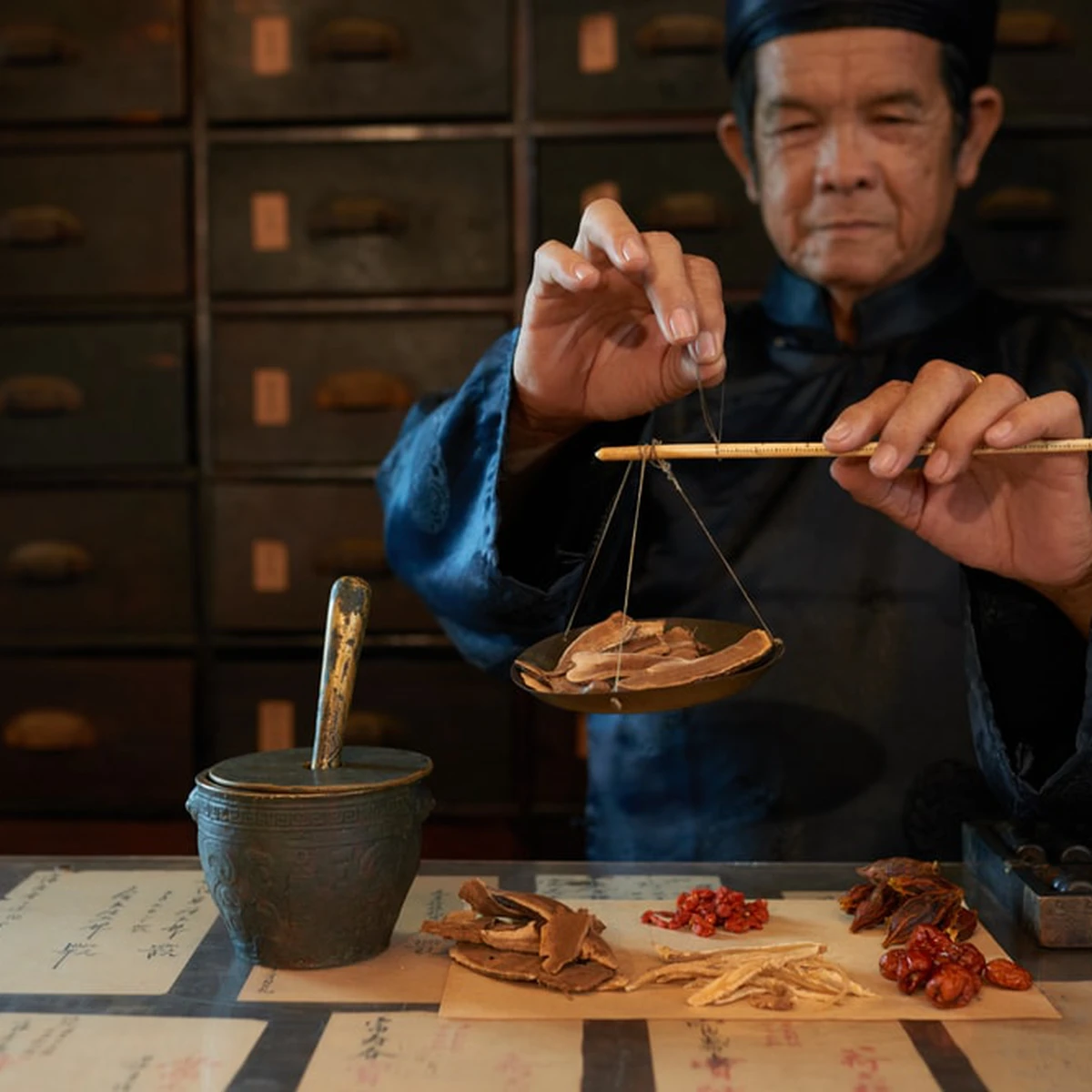 Trong nhiều thế kỷ, y học cổ truyền v&agrave; y học bổ sung đ&atilde; l&agrave; một nguồn lực kh&ocirc;ng thể thiếu đối với sức khỏe người d&acirc;n v&agrave; cộng đồng.