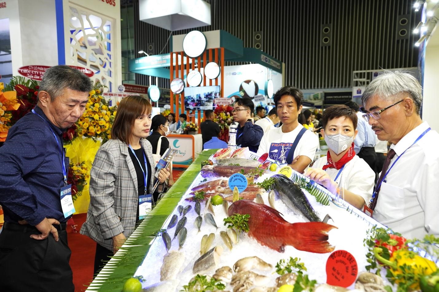 C&aacute;c gian h&agrave;ng với c&aacute;c sản phẩm thủy sản chất lượng giới thiệu với kh&aacute;ch tham quan.