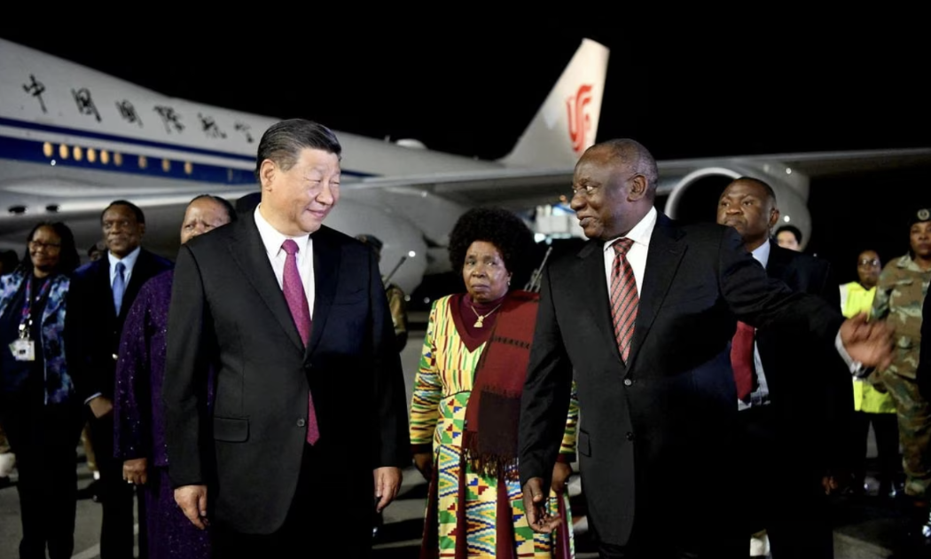 Tổng thống Nam Phi Cyril Ramaphosa đón Chủ tịch Trung Quốc Tập Cận Bình tại sân bay quốc tế ở Johannesburg ngày 22/8/2023, khi ông Tập tới tham dự hội nghị thượng đỉnh BRICS - Ảnh: Reuters.