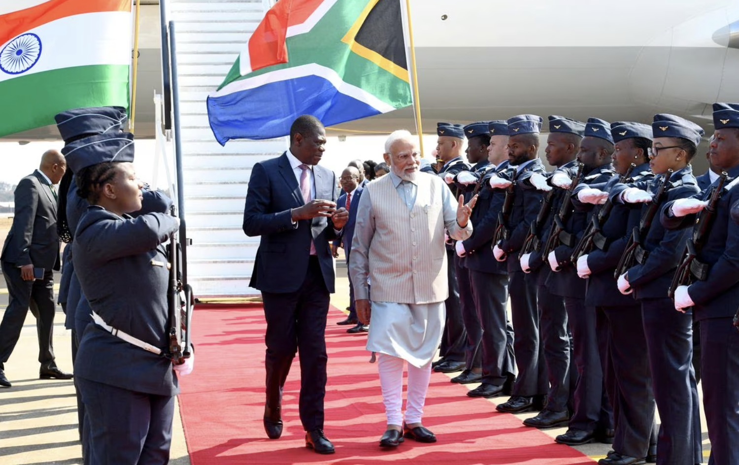 ổng thống Nam Phi Cyril Ramaphosa đón Thủ tướng Ấn Độ Narendra Modi tới Johannesburg dự hội nghị thượng đỉnh BRICS - Ảnh: Reuters.