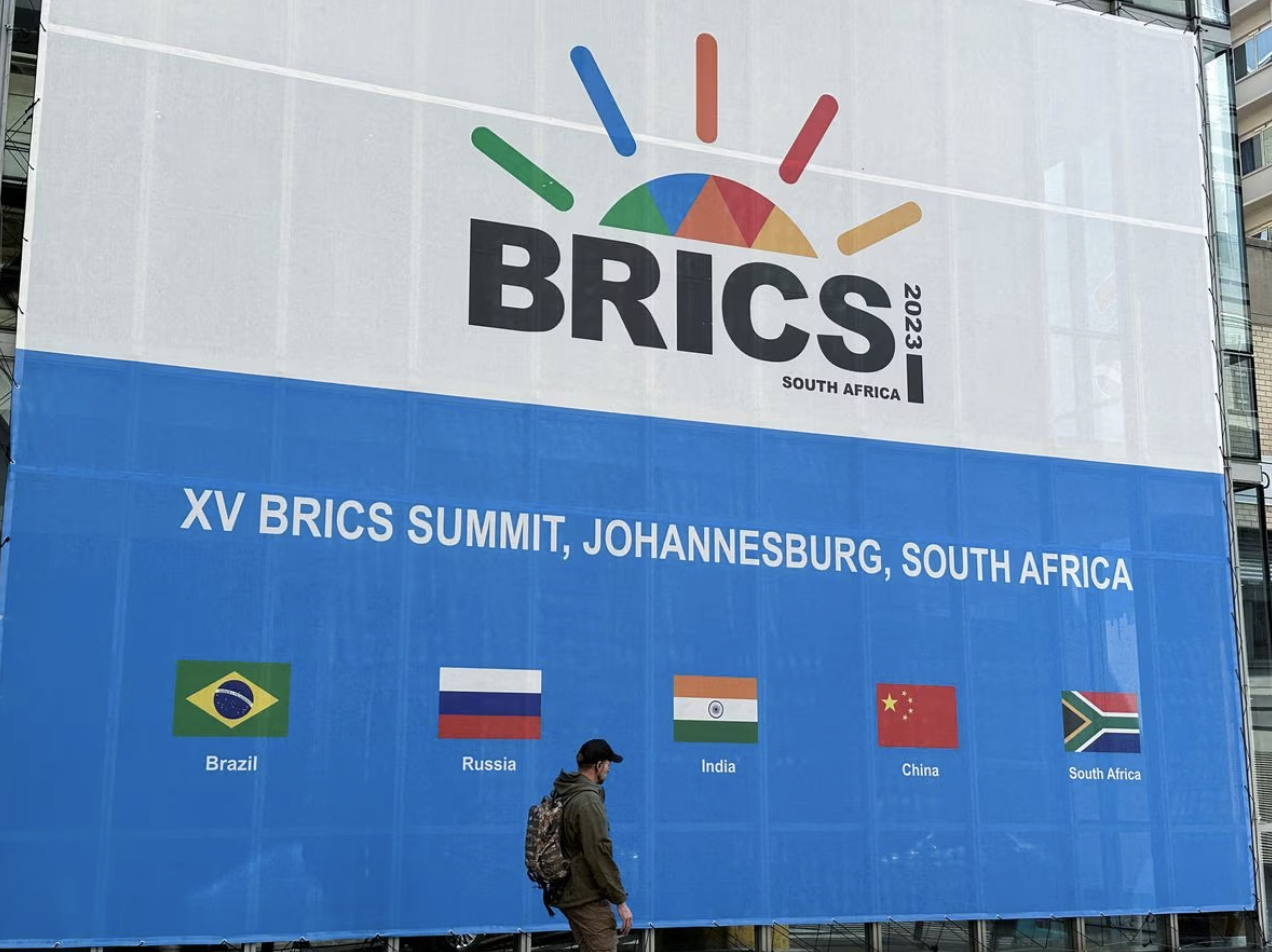 Một băng rôn của hội nghị thượng đỉnh BRICS ở Johannesburg - Ảnh: Reuters.