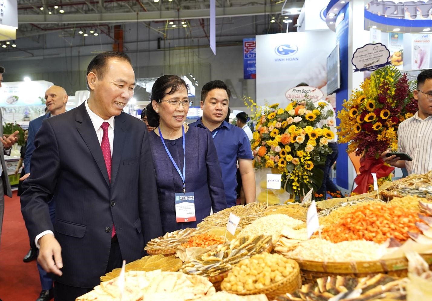 Thứ trưởng Bộ Nông nghiệp và Phát triển Nông thôn, Phùng Đức Tiến thăm các gian hàng tại triển lãm.