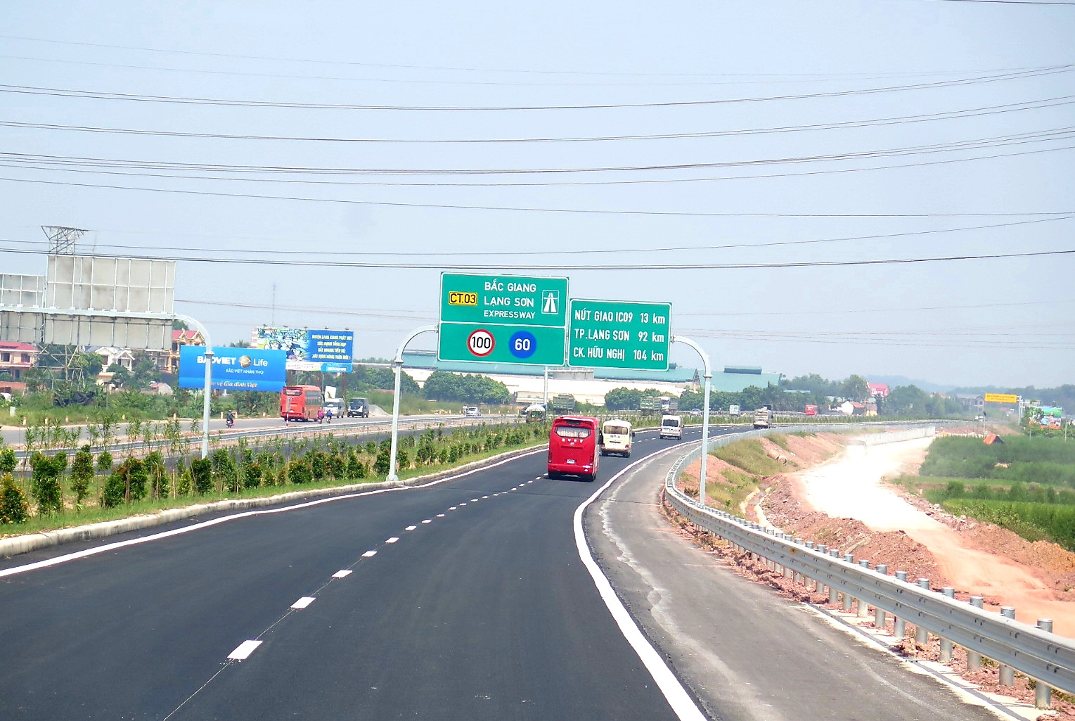 Đường gom đoạn qua địa phận Hà Nội có chi phí đầu tư lớn, chủ yếu là kinh phí giải phóng mặt bằng.