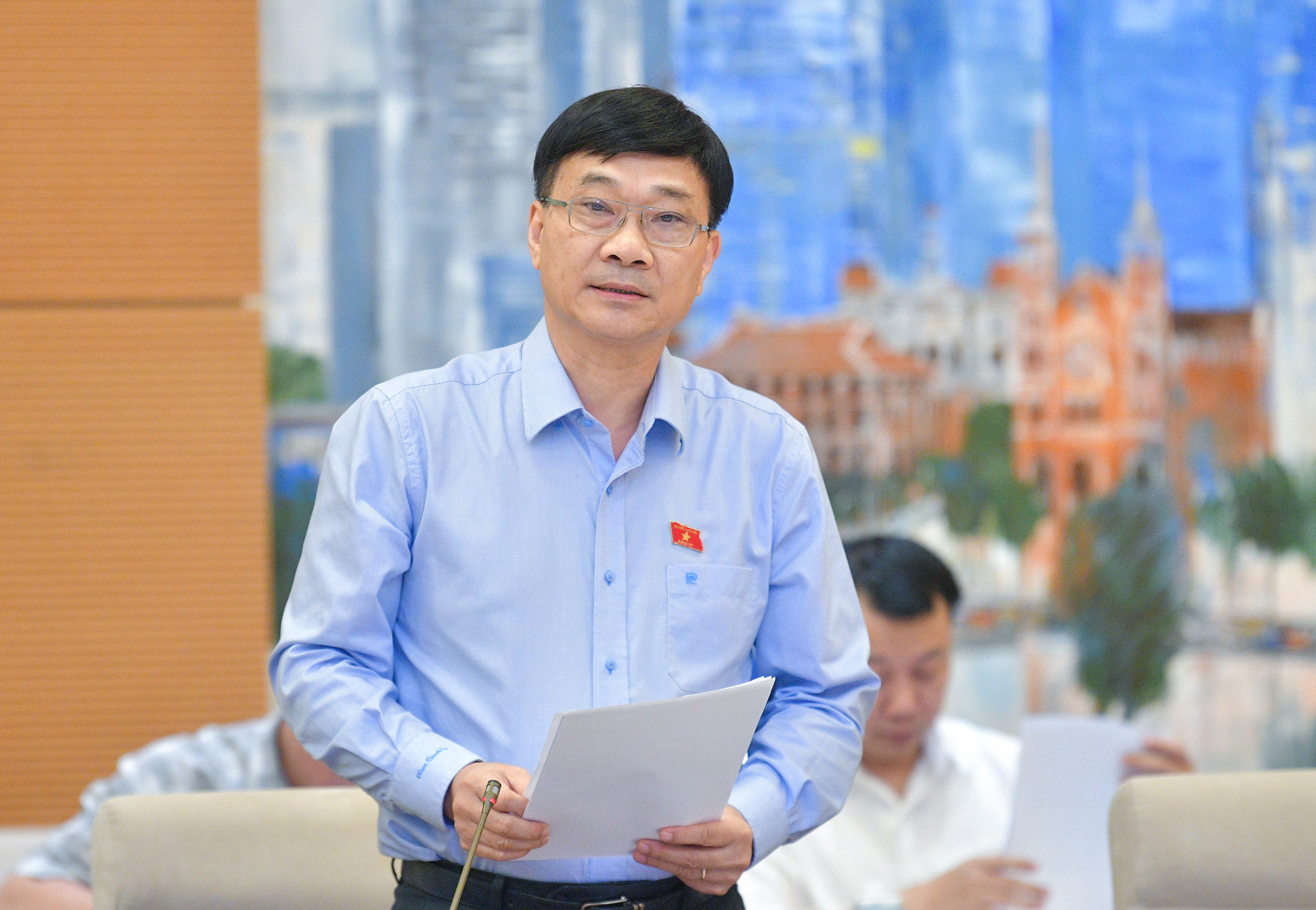 Chủ nhiệm Ủy ban Kinh tế Vũ Hồng Thanh trình bày báo cáo tại phiên họp.