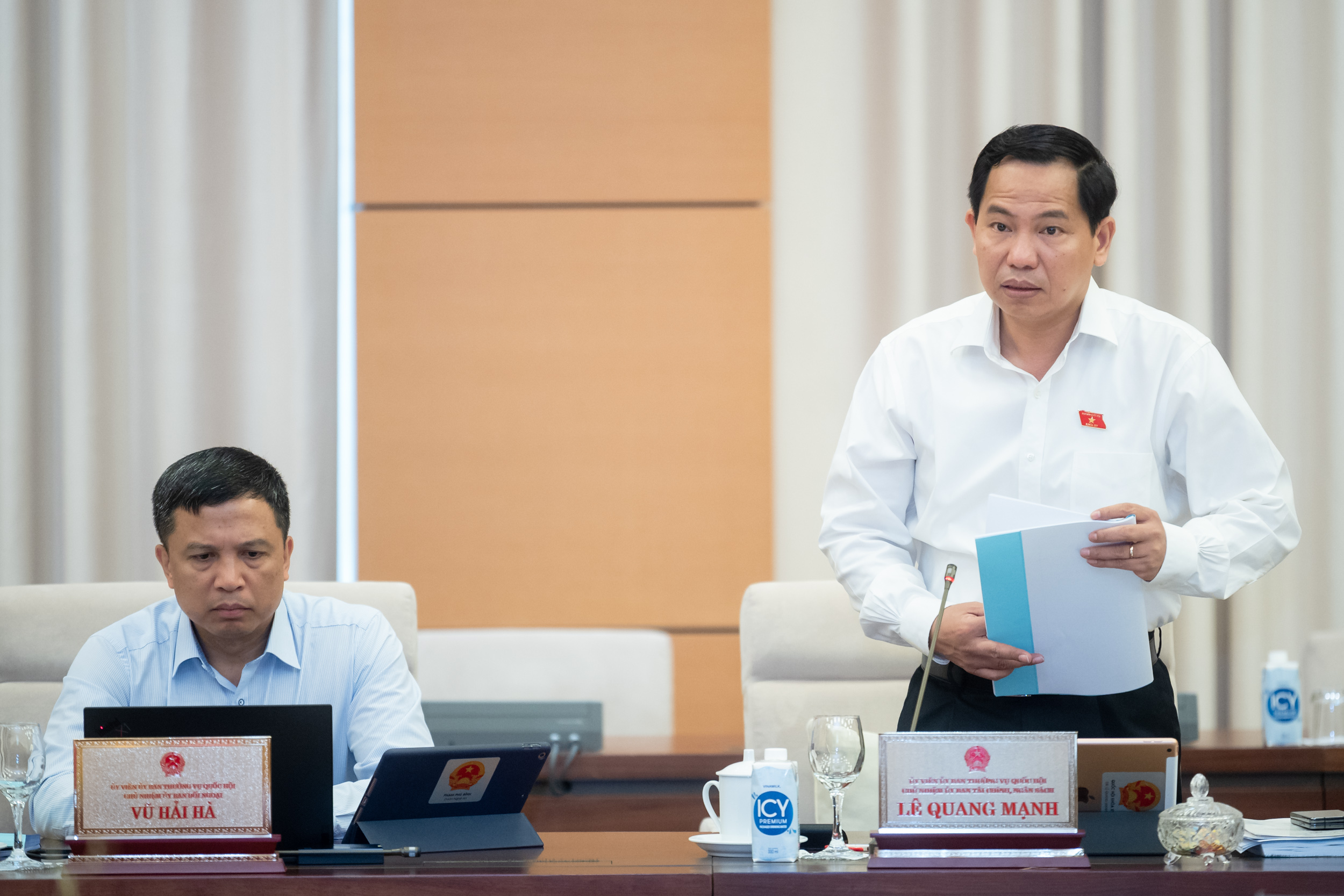 Chủ nhiệm Ủy ban Tài chính, ngân sách Lê Quang Mạnh báo cáo thẩm tra dự thảo Nghị quyết.