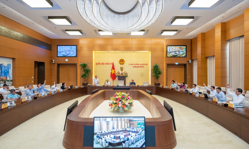 Đa số các thành viên Ủy ban Thường vụ Quốc hội có mặt đã biểu quyết thông qua nguyên tắc, nội dung cơ bản của dự thảo Nghị quyết. 