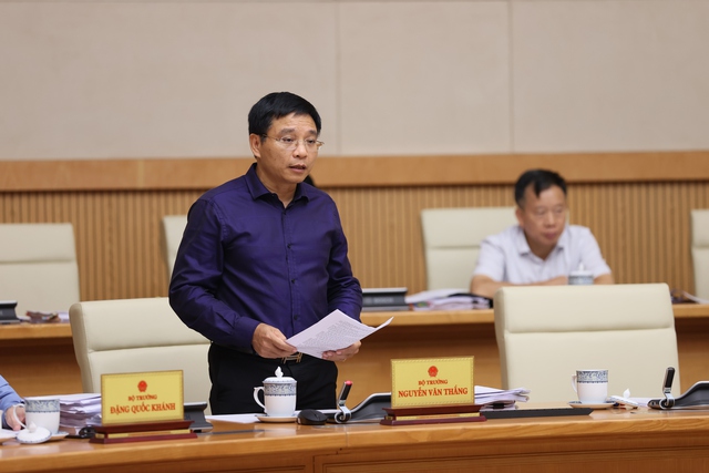 Bộ trưởng Bộ Giao thông vận tải Nguyễn Văn Thắng phát biểu tại phiên họp. Ảnh: VGP.