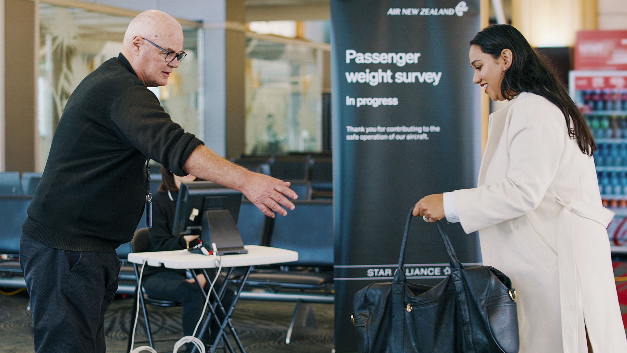 Vì lý do an toàn, hãng Air New Zealand cần biết trọng lượng của tất cả hành khách, đội bay, hành lý xách tay.