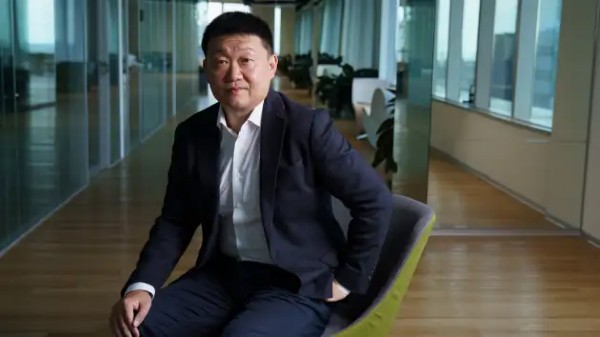 Ông Forrest Li, Chủ tịch kiêm Giám đốc điều hành Sea, chụp ảnh trong trụ sở chính của công ty tại Singapore