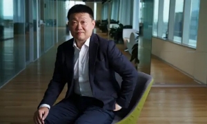 Ông Forrest Li, Chủ tịch kiêm Giám đốc điều hành Sea, chụp ảnh trong trụ sở chính của công ty tại Singapore