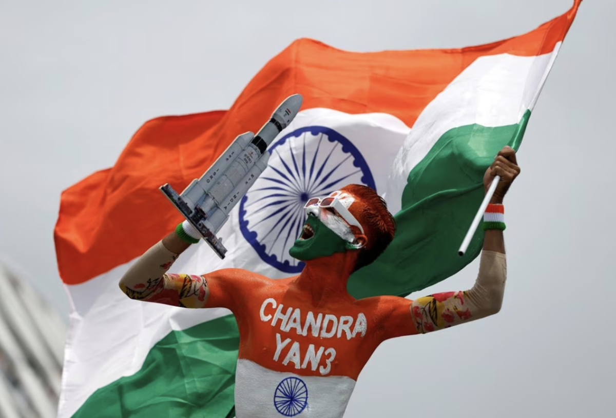 Một người Ấn Độ ăn mừng khi tàu vũ trụ Chandrayaan-3 hạ cánh thành công xuống vùng cực Nam của Mặt Trăng vào ngày 23/8 - Ảnh: Reuters.