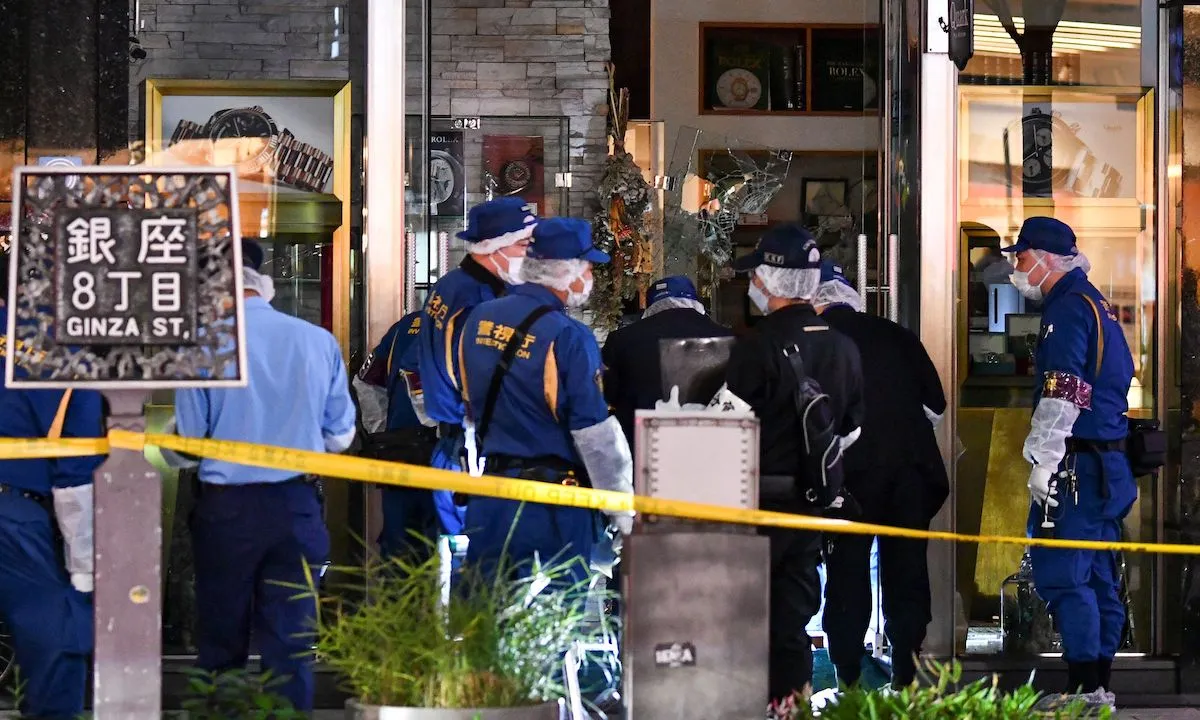 Hồi th&aacute;ng 5 năm nay, một nh&oacute;m cướp bịt mặt đ&atilde; x&ocirc;ng v&agrave;o b&ecirc;n trong một cửa h&agrave;ng b&aacute;n đồng hồ xa xỉ tại trung t&acirc;m thủ đ&ocirc; Tokyo, Nhật Bản.