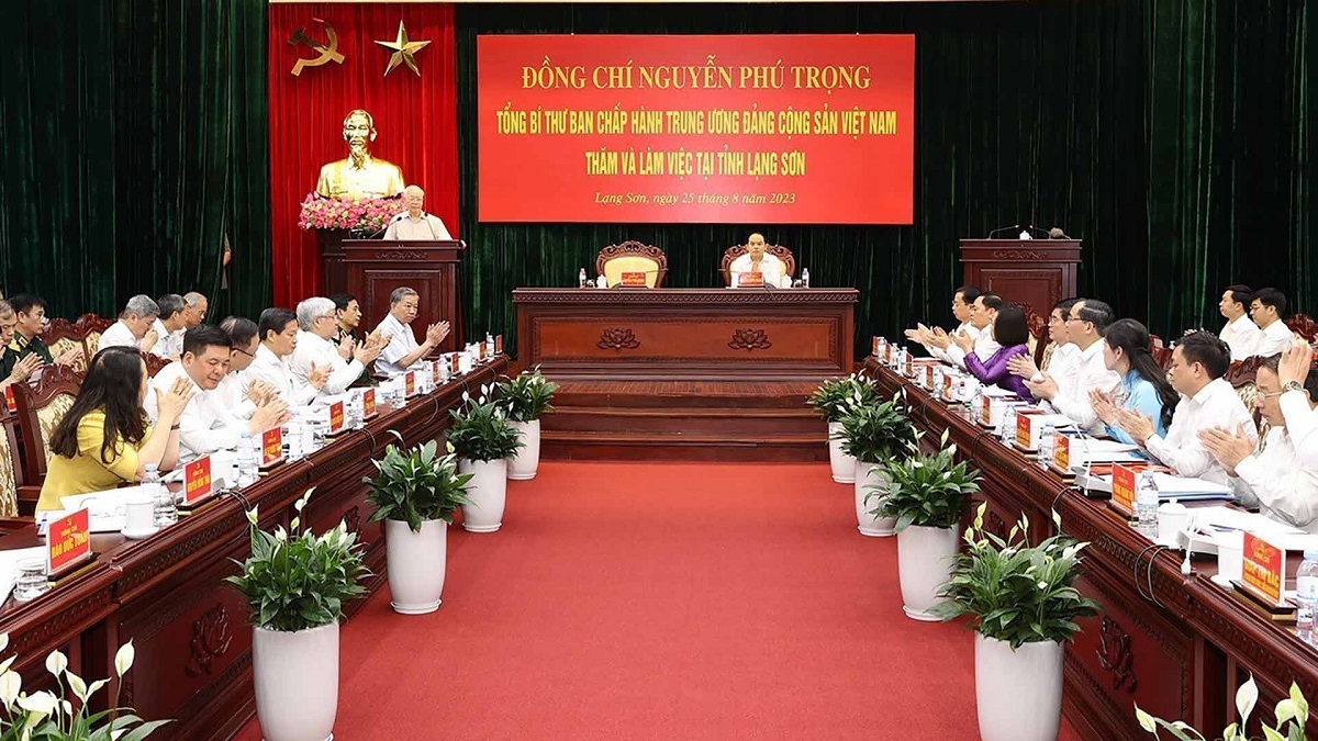 Tổng Bí thư chỉ rõ, cần tập trung ưu tiên phát triển nguồn nhân lực theo những định hướng lớn mà Đại hội Đảng bộ tỉnh lần thứ XVII đã đề ra; đặc biệt chú ý quan tâm tập trung làm tốt công tác cán bộ.