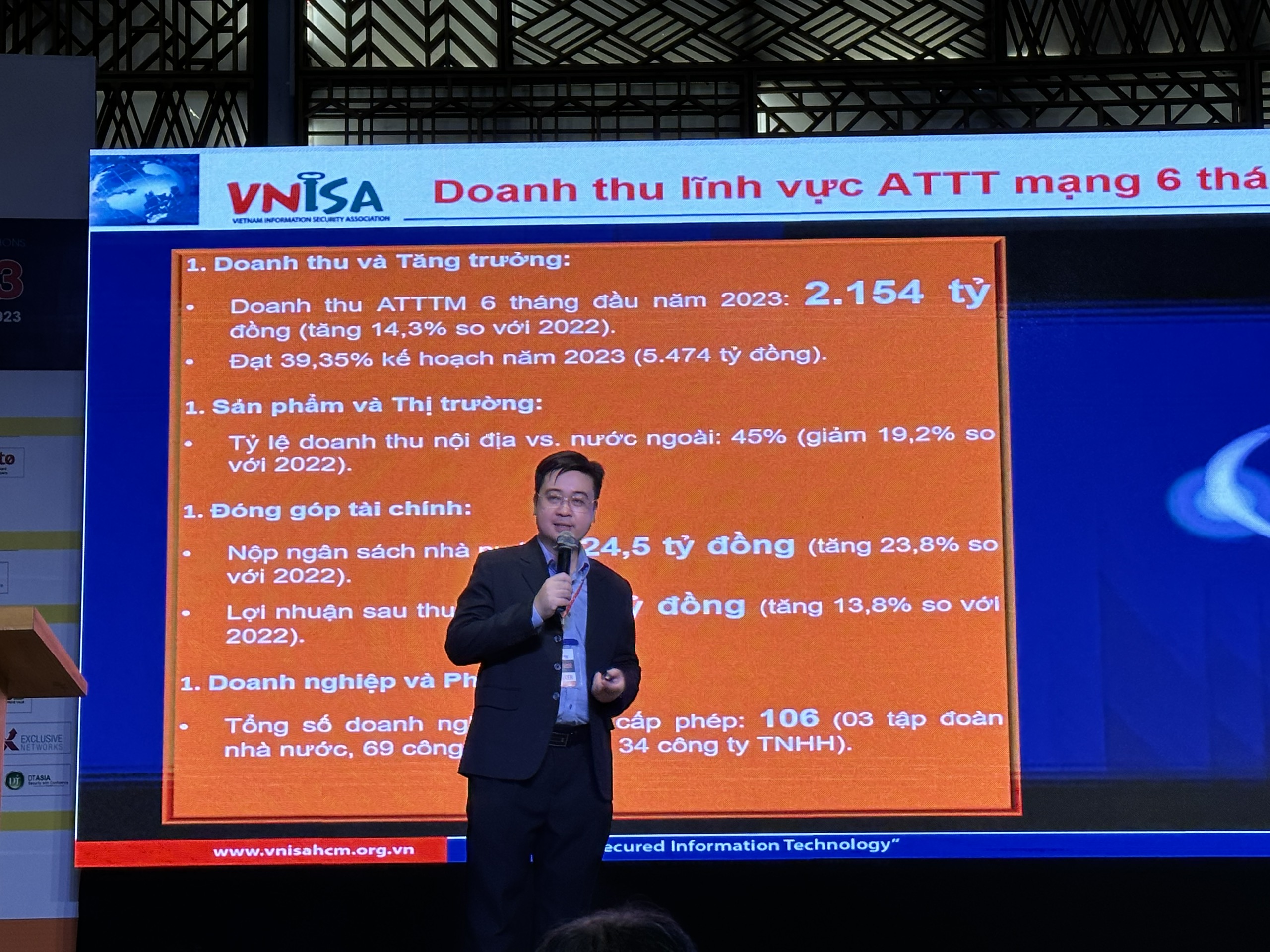 PGS.TS Trần Minh Triết, Phó Chủ tịch chi hội VNISA phía Nam báo cáo khảo sát về hiện trạng an toàn thông tin khu vực phía Nam năm 2023.
