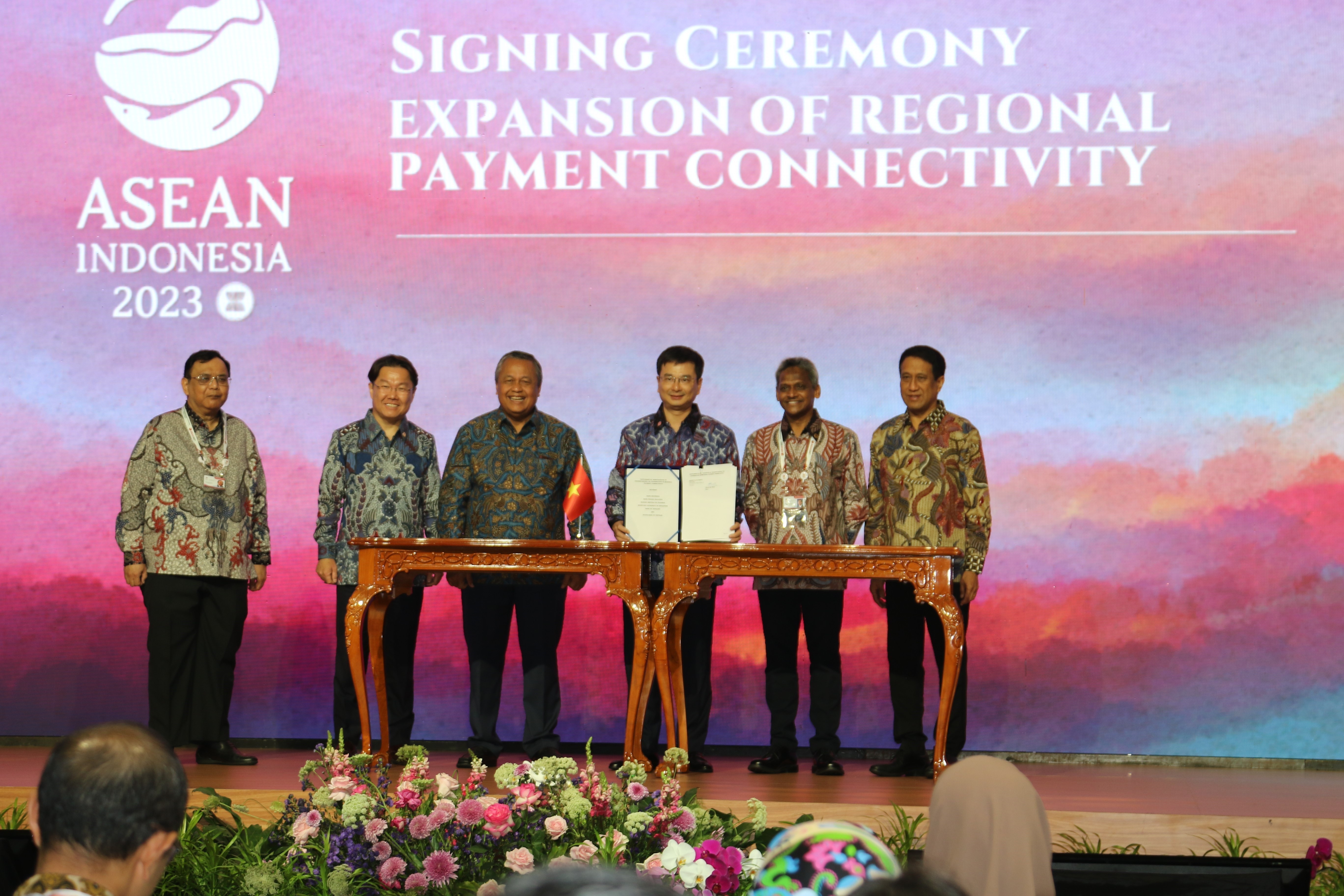 Deputy SBV Governor Pham Thanh Ha (3rd from right) after signing an MoU on cooperation in regional payment connectivity with central banks of ASEAN5 countries. Photo: VNA
