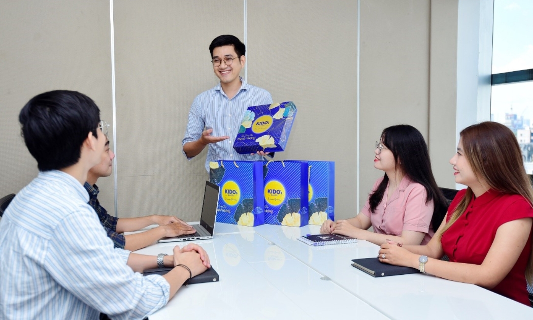 Đại diện doanh nghiệp gửi những món quà Trung thu sớm đến các nhân viên trước lễ 2/9.