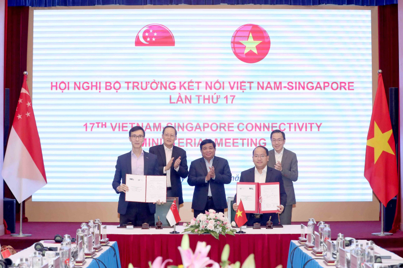 Lễ ký Biên bản hợp tác về đổi mới sáng tạo giữa Trung tâm Đổi mới sáng tạo quốc gia Việt Nam và Trung tâm Công nghệ và Sản xuất tiên tiến (ARTC) thuộc Cơ quan Khoa học, Công nghệ và Nghiên cứu (ASTAR). Ảnh: Đức Trung/MPI.