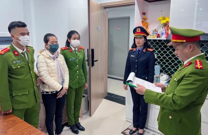 Cơ quan CSĐT Công an tỉnh Thừa Thiên Huế đọc lệnh bắt tạm giam đối tượng Lê Thị Hồng Phương.