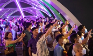Người dân sử dụng smartphone để chụp ảnh trong một chương trình trình diễn ánh sáng ở Phú Quốc, Việt Nam.