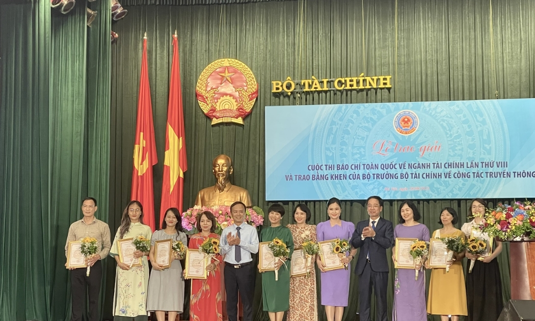 Đại diện các tác giả, nhóm tác giả được trao giải thưởng.