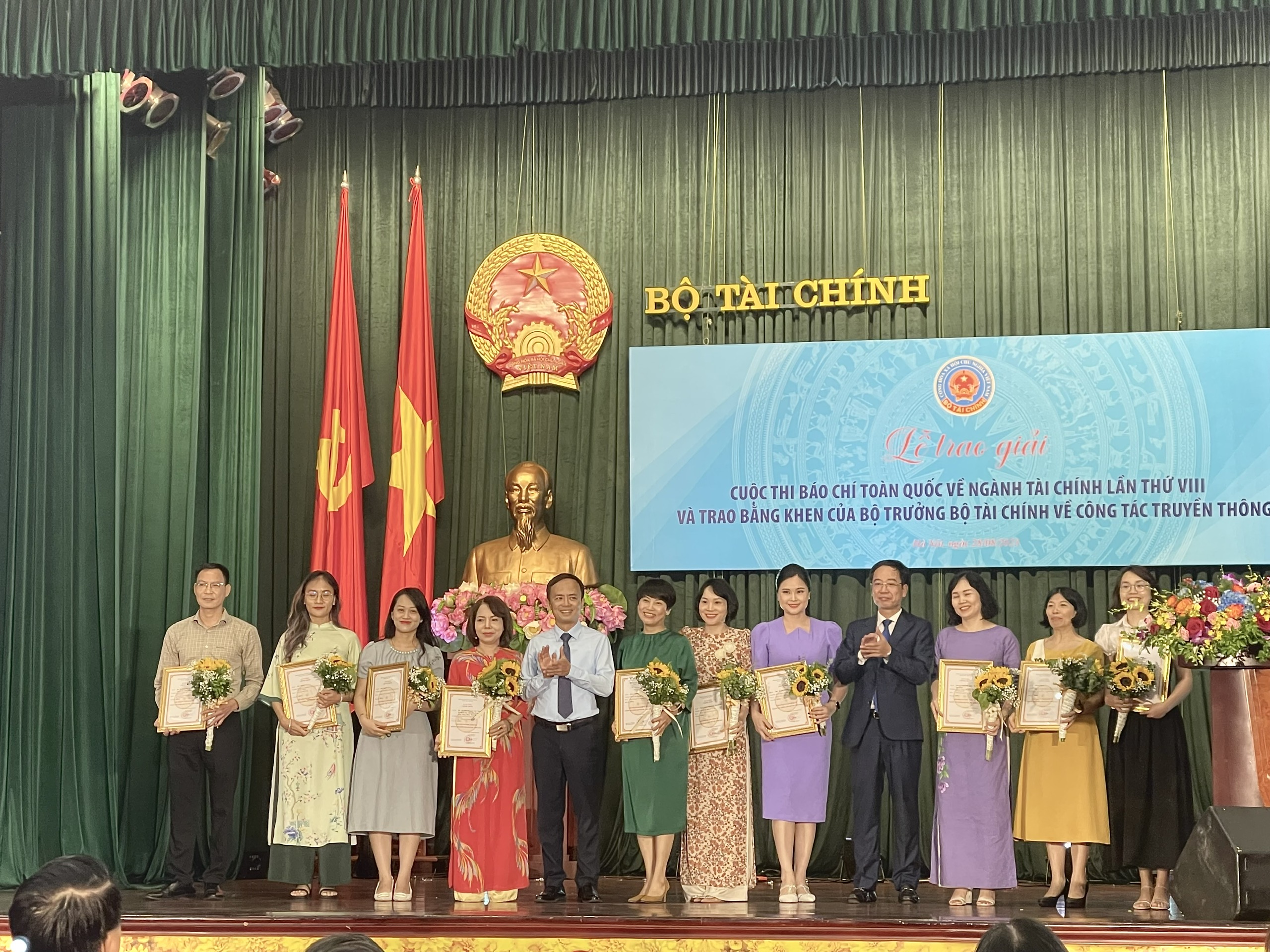 Đại diện các tác giả, nhóm tác giả được trao giải thưởng.