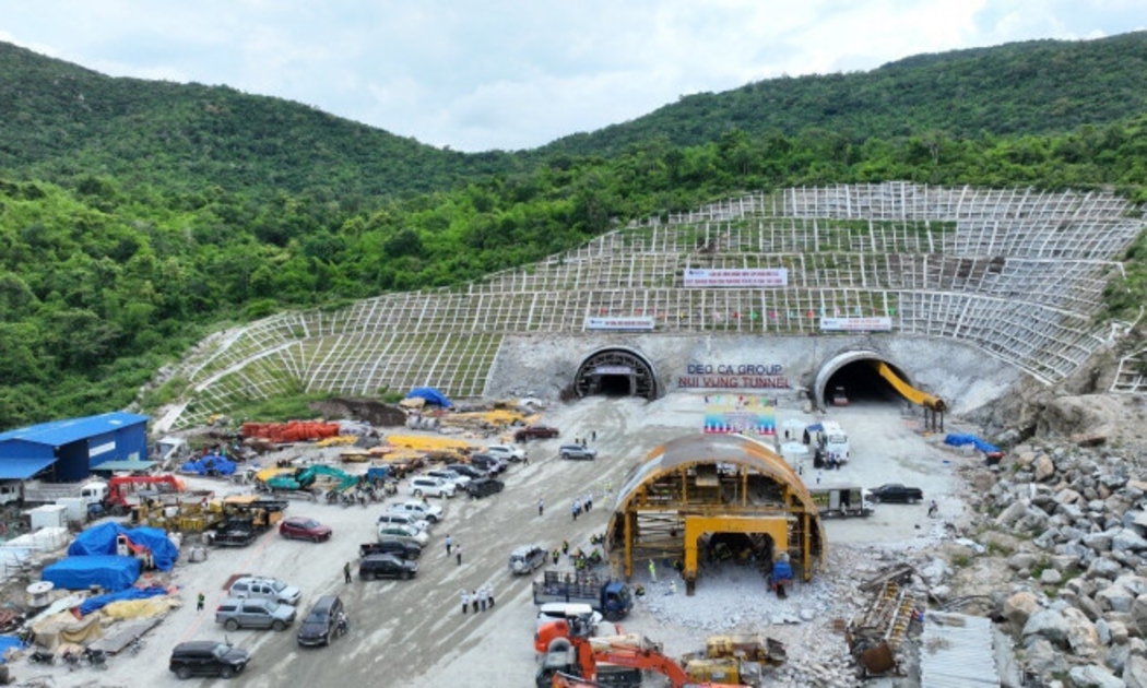Hầm núi Vung dài 2,2 km đi qua tỉnh Ninh Thuận thuộc dự án thành phần cao tốc Cam Lâm - Vĩnh Hảo, đã chính thức thông hầm vào ngày 26/8/2023, bảo đảm tiến độ hoàn thành toàn tuyến vào 30/4/2024.