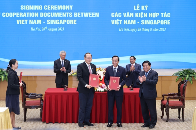 Bộ trưởng Bộ Kế hoạch và Đầu tư Nguyễn Chí Dũng, Bộ trưởng Bộ Lao động-Thương binh và Xã hội Đào Ngọc Dung cùng Bộ trưởng Bộ Nhân lực kiêm Bộ trưởng thứ hai Bộ Công Thương Singapore Tan See Leng ký Biên bản ghi nhớ về Chương trình Trao đổi tài năng đổi mới sáng tạo Singapore-Việt Nam - Ảnh: VGP/Nhật Bắc.