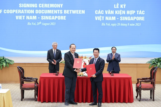 Bộ trưởng Bộ Tài nguyên và Môi trường Đặng Quốc Khánh và Bộ trưởng Bộ Nhân lực kiêm Bộ trưởng thứ hai Bộ Công Thương Singapore Tan See Leng ký Ý định thư giữa hai Bộ - Ảnh: VGP/Nhật Bắc.