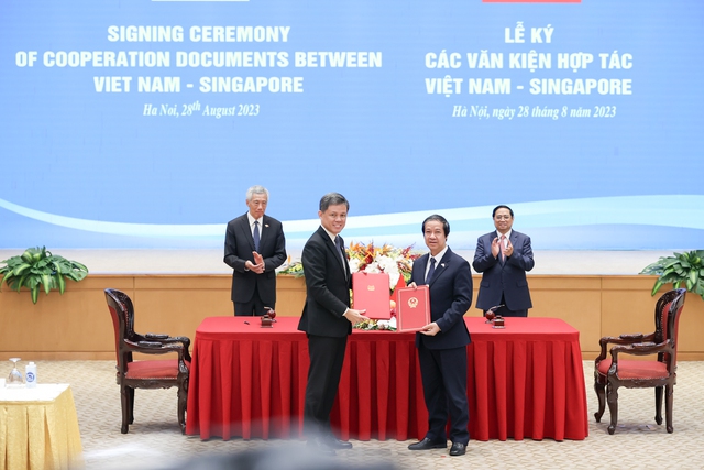 Bộ trưởng Bộ Giáo dục và Đào tạo Nguyễn Kim Sơn và Bộ trưởng Bộ Giáo dục Singapore Chan Chun Sing ký Bản ghi nhớ hợp tác trong lĩnh vực giáo dục giữa hai Bộ - Ảnh: VGP/Nhật Bắc.
