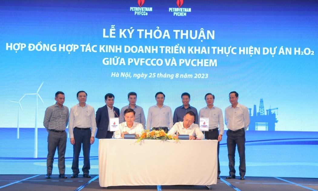 Lãnh đạo Petrovietnam, PVFCCo và PVChem chứng kiến lễ ký hợp đồng.