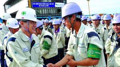 Deputy PM calls for simplified work permit procedures for foreigners