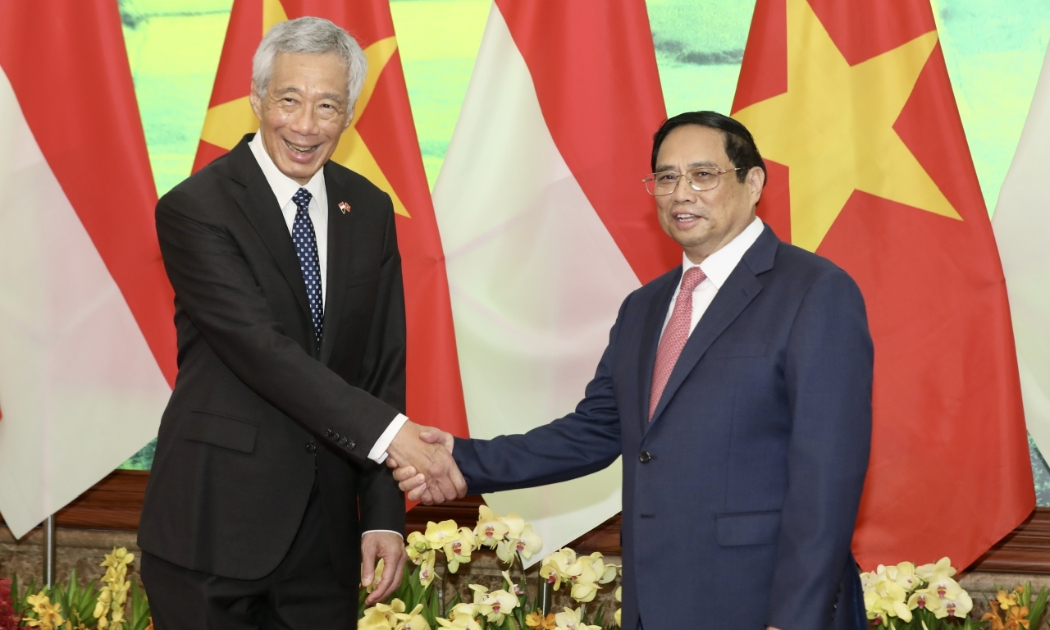 Thủ tướng Phạm Minh Chính và Thủ tướng Singapore Lý Hiển Long. Ảnh: Tri Phong.