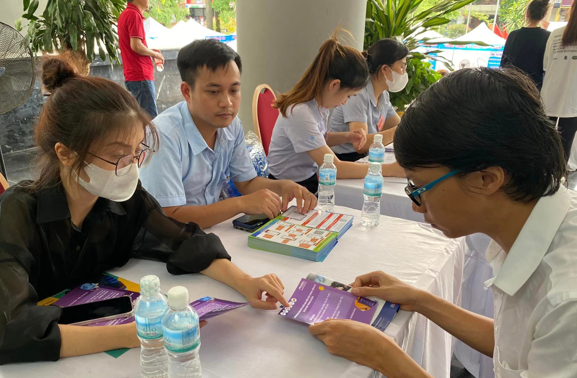 Các phiên giao dịch việc làm tại Hà Nội thu hút đông đảo doanh nghiệp đến tham gia tuyển dụng.