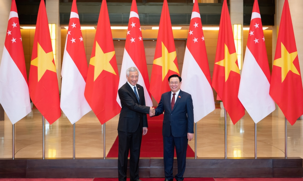 Chủ tịch Quốc hội Vương Đình Huệ và Thủ tướng Singapore Lý Hiển Long - Ảnh: Quochoi.vn