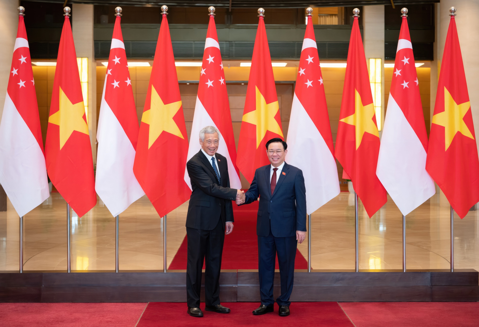 Chủ tịch Quốc hội Vương Đình Huệ và Thủ tướng Singapore Lý Hiển Long - Ảnh: Quochoi.vn