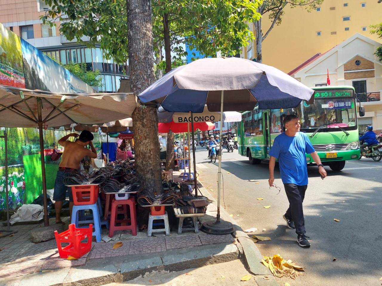 Tr&ecirc;n nhiều tuyến đường ở nội th&agrave;nh, kh&aacute;ch bộ h&agrave;nh đ&atilde; bị đẩy xuống đường v&igrave; vỉa h&egrave; đ&atilde; bị lấn chiếm. Ảnh: Minh Qu&acirc;n.