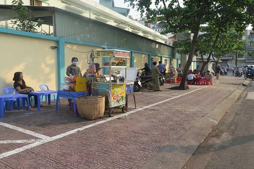 Toàn TP.HCM hiện có hơn 4.800 tuyến đường có chiều rộng từ 5 m trở lên, trong đó gần 2.600 tuyến không có vỉa hè. Ảnh: Đ.T.