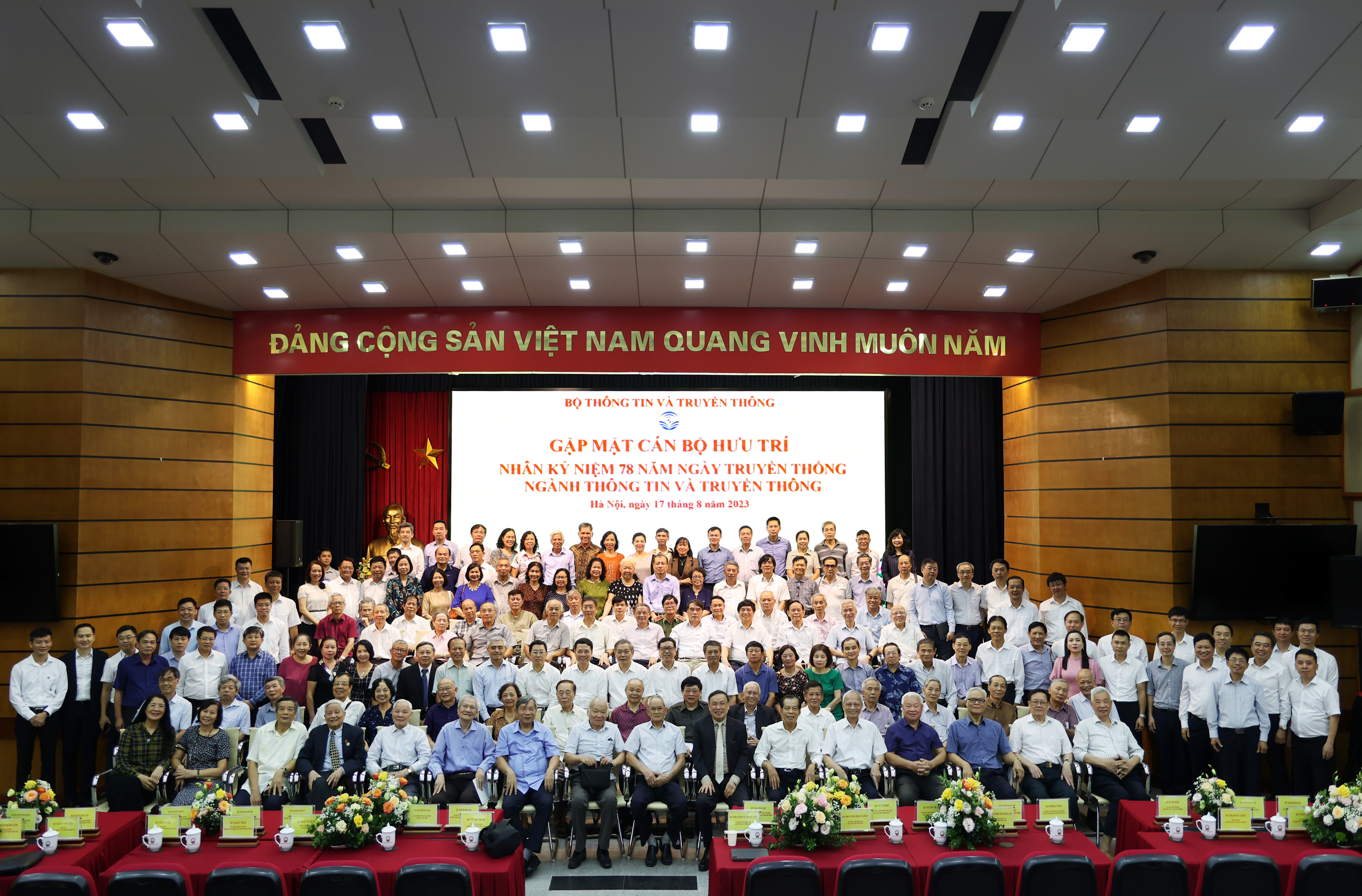 Bộ trưởng Nguyễn Mạnh Hùng, các Thứ trưởng Bộ Thông tin và Truyền thông , lãnh đạo các đơn vị thuộc Bộ chụp ảnh lưu niệm với cán bộ hưu trí qua các thời kỳ.