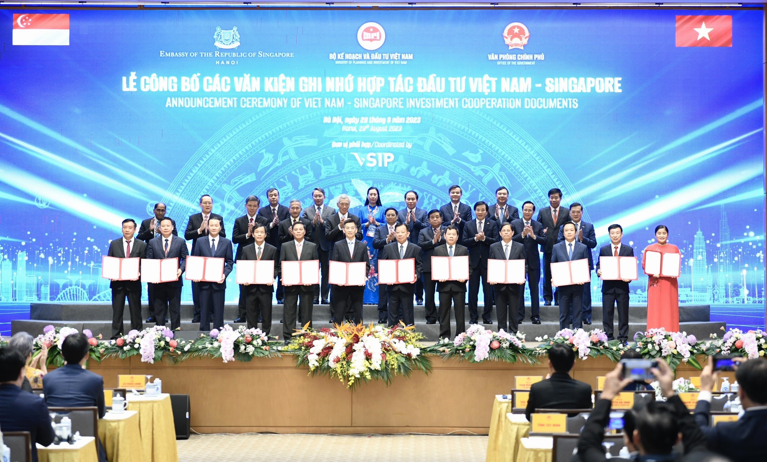 Công bố các văn kiện ghi nhớ Hợp tác Đầu tư Việt Nam – Singapore. Ảnh: Tri Phong.