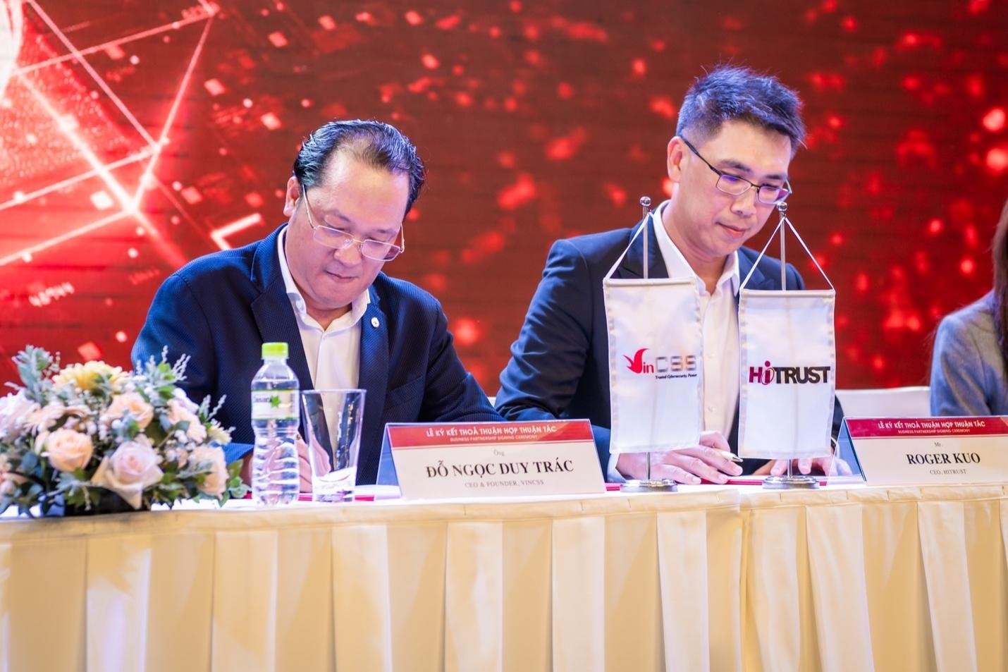 CEO của hai doanh nghiệp trong buổi k&yacute; kết.