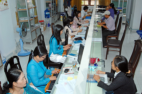 Giao dịch tại Văn ph&ograve;ng Bảo hiểm x&atilde; hội Quảng Nam. Ảnh: Văn Dũng