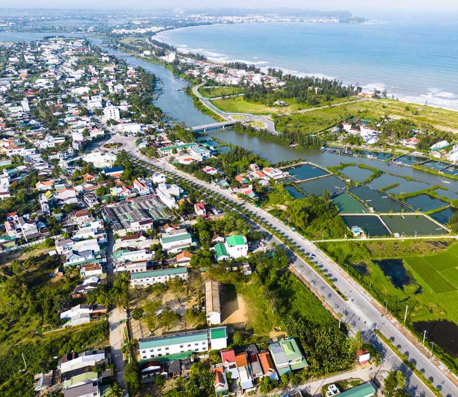 Xã Tịnh Khê, TP. Quảng Ngãi, tỉnh Quảng Ngãi, có bờ biển dài 7 km, với bãi cát vàng óng tạo nên thắng cảnh bãi biển Mỹ Khê (biển đẹp).